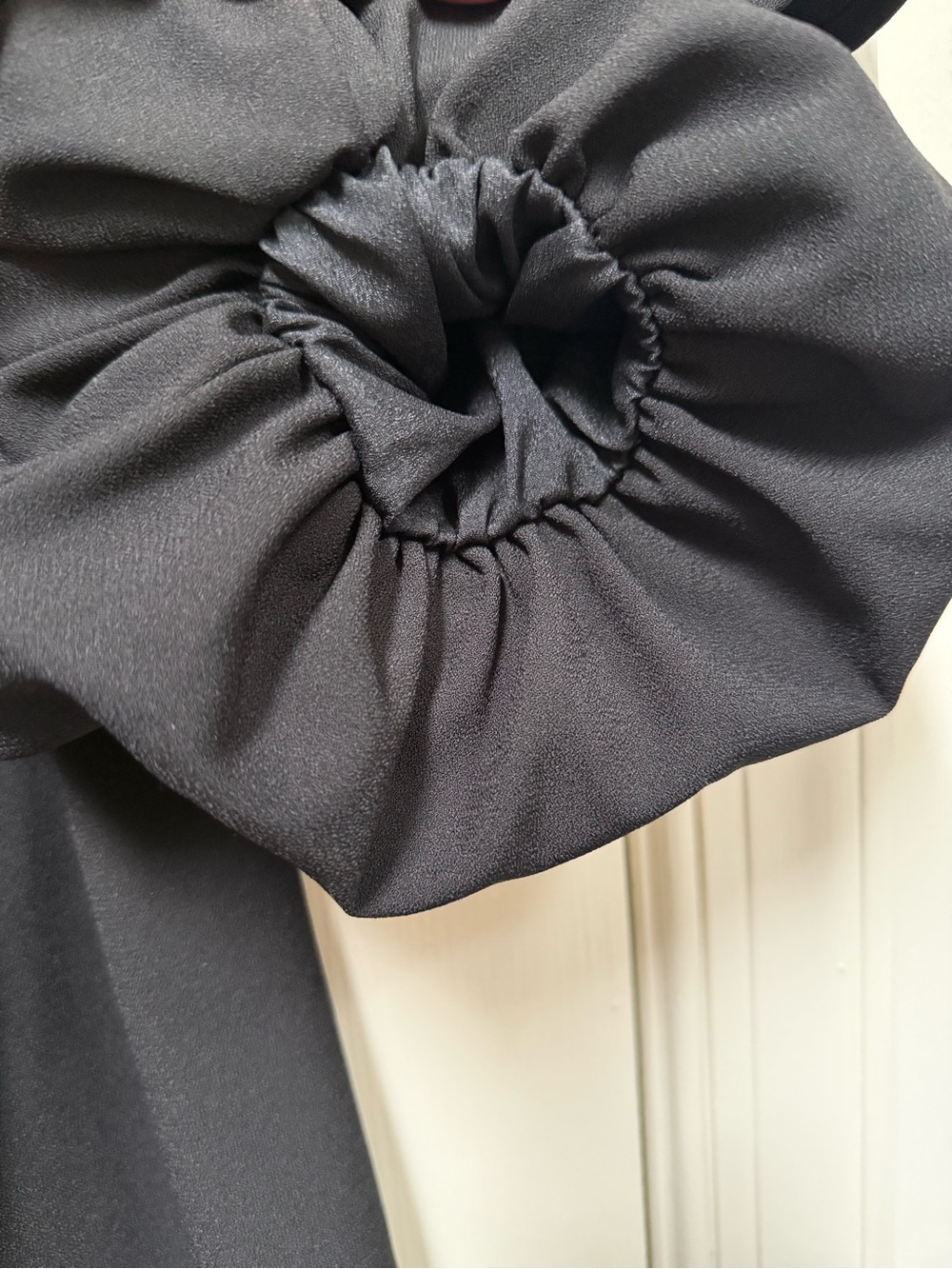 Gilli Black Ruffle-Sleeve Scoop Neck Shift Dress Keyhole Back Size Medium - Picture 5 of 6